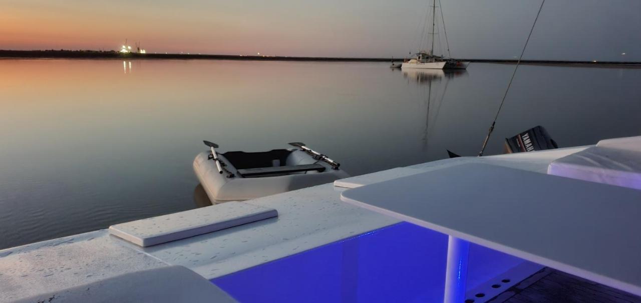 法鲁区 Barco Casa Catamara Sleepandboat酒店 外观 照片